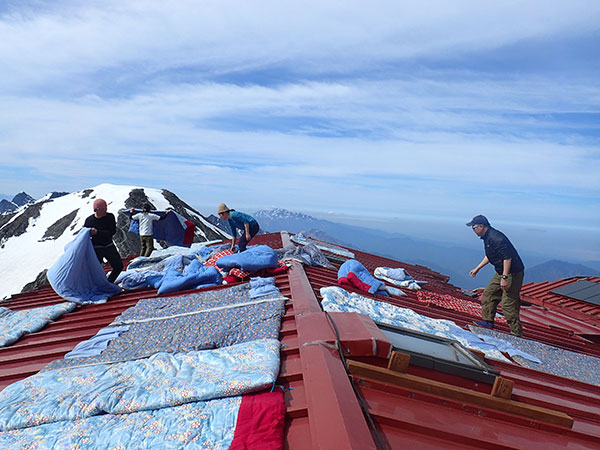 屋根の上に布団干し