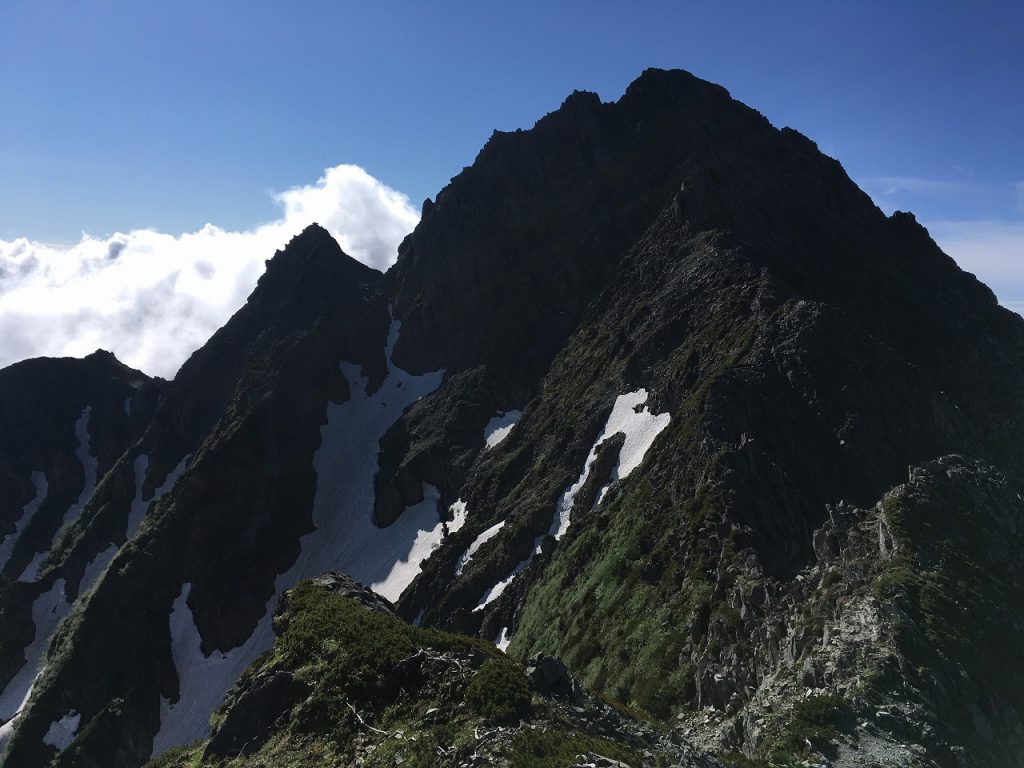 夏空もどる 重太郎新道 吊尾根 残雪状況 岳沢小屋 槍ヶ岳山荘グループ