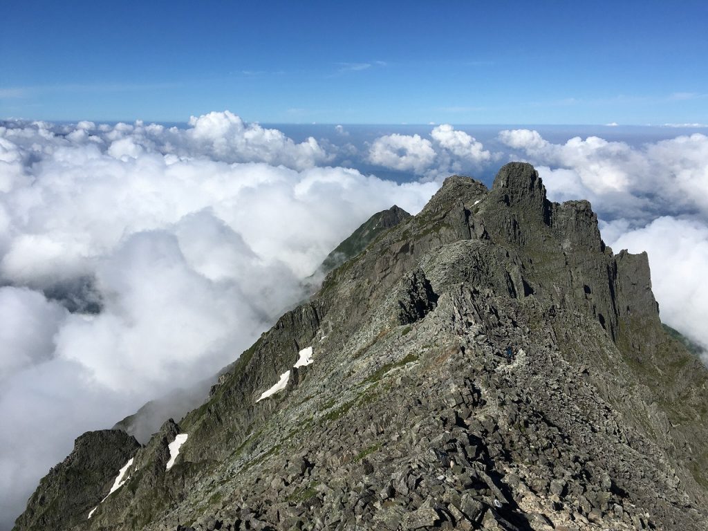 夏空もどる 重太郎新道 吊尾根 残雪状況 岳沢小屋 槍ヶ岳山荘グループ