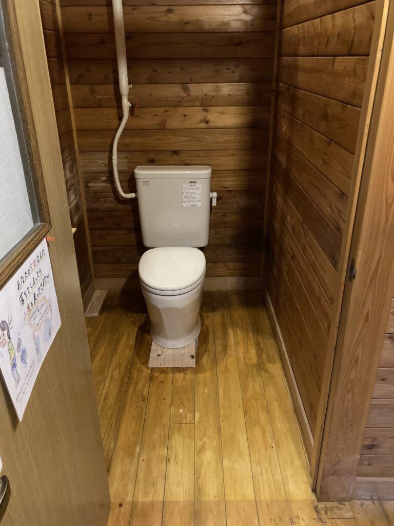 トイレ小屋 部屋やお店にもなる小屋だから、もちろんトイレにもなります ...